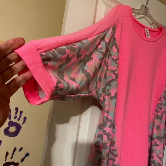 Vet cute tunic style top. - Picture 3 of 5